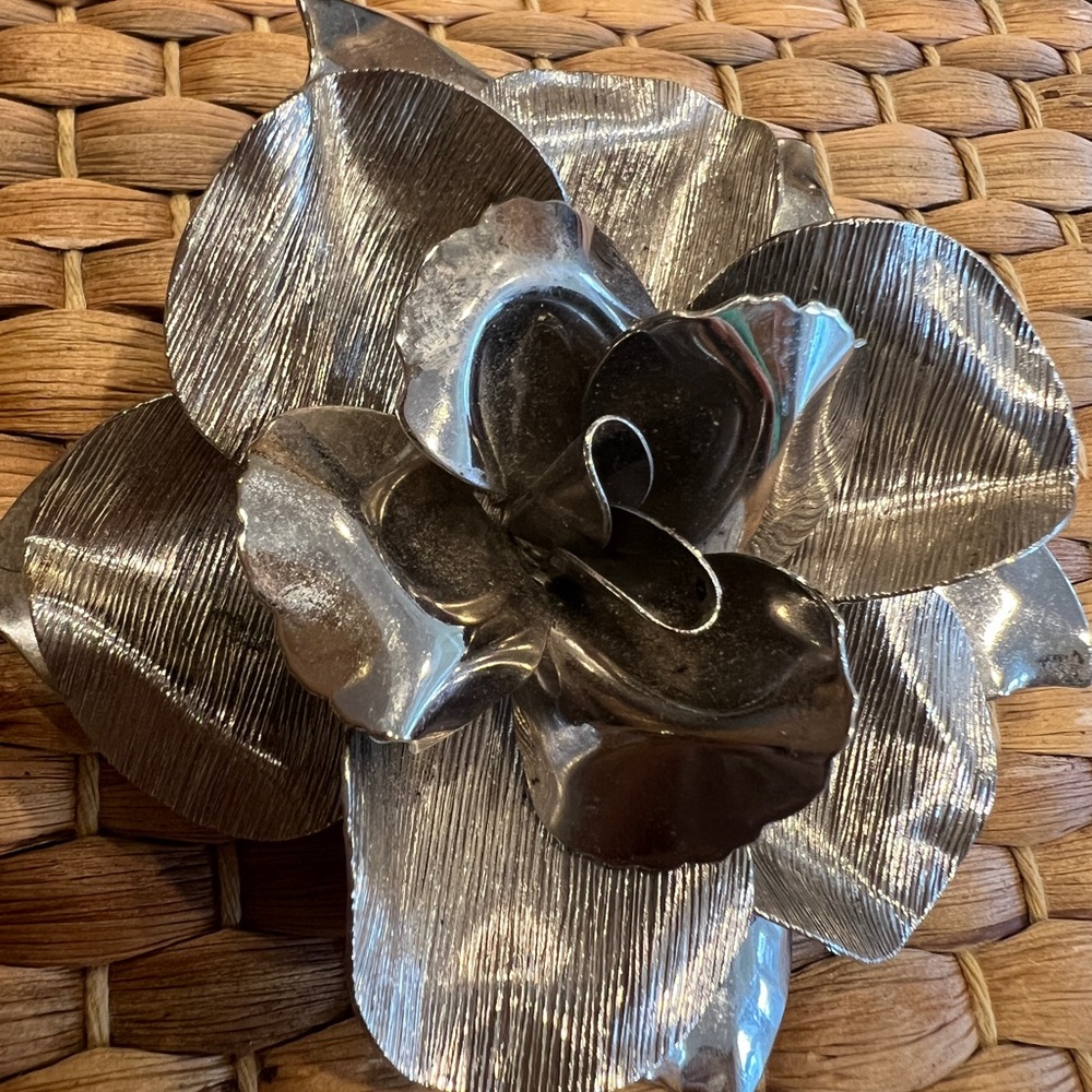 Vintage metal floral pin.